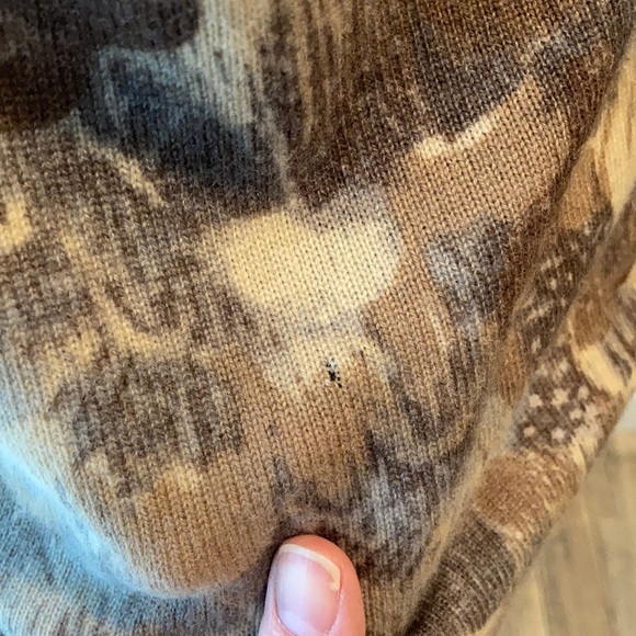 Neiman Marcus Cashmere V Neck Sweater - Picture 9 of 15